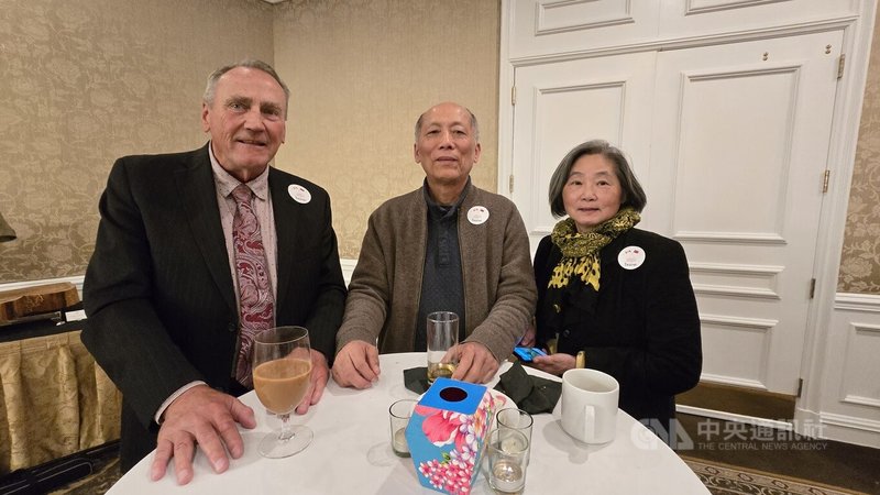 加拿大前眾議員鄧肯(John Duncan,左1)與同住在溫哥華島上的台灣僑胞合影。鄧肯說,台灣人民非常友善,台灣堅持民主的價值觀與加拿大一致。中央社記者程愛芬溫哥華攝 113年10月6日