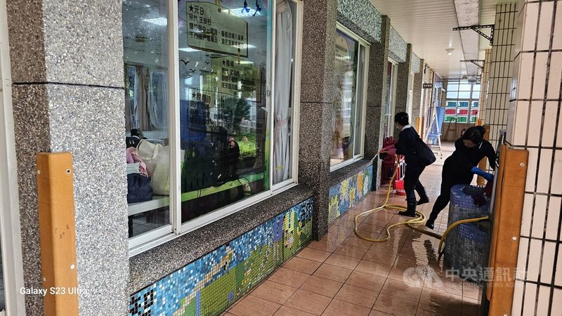 颱風山陀兒帶來低壓環流造成北海岸地區降下罕見豪雨,導致新北市金山、萬里區學校積淹水,在市府及慈濟等社團志工配合下,已完成災後復原。圖為志工於萬里區大鵬國小進行清理工作。中央社記者王鴻國攝 113年10月6日