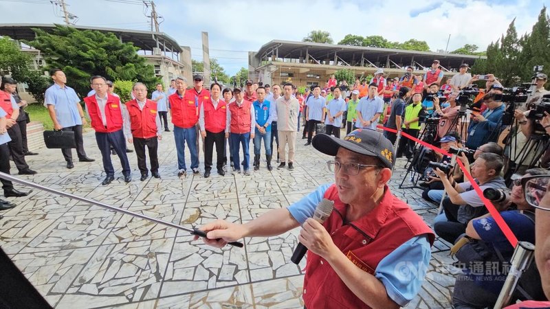 新北市萬里及金山地區日前豪雨成災，總統賴清德（中右4）6日在市長侯友宜（中右3）陪同下，前往萬里區大鵬國小關心校園清理作業，並聽取水利局長宋德仁（前）災後復原簡報。中央社記者王鴻國攝  113年10月6日