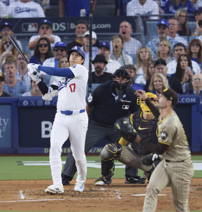 MLB日籍球星大谷翔平6日生涯季後賽首轟出爐。（共同社）