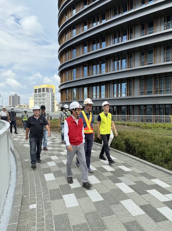 颱風山陀兒在全台多地造成嚴重災害，高雄市副市長林欽榮（前中）6日下午視察高雄車站天棚災後情況。（高雄市地政局提供）中央社記者蔡孟妤傳真  113年10月6日