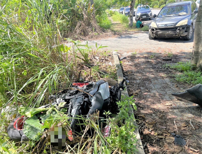 東華大學吳姓男大生7日騎乘機車，在學校附近一條無名巷遭右轉自小客車撞飛至路旁草叢中，雖經送醫急救，下午仍宣告不治。（民眾提供）中央社記者李先鳳傳真  113年10月7日