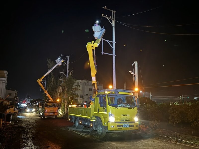 颱風山陀兒重創高雄，一度造成逾20萬戶停電，在台電人員日夜趕工下，7日全數復電。（台電提供）中央社記者蔡孟妤傳真 113年10月7日