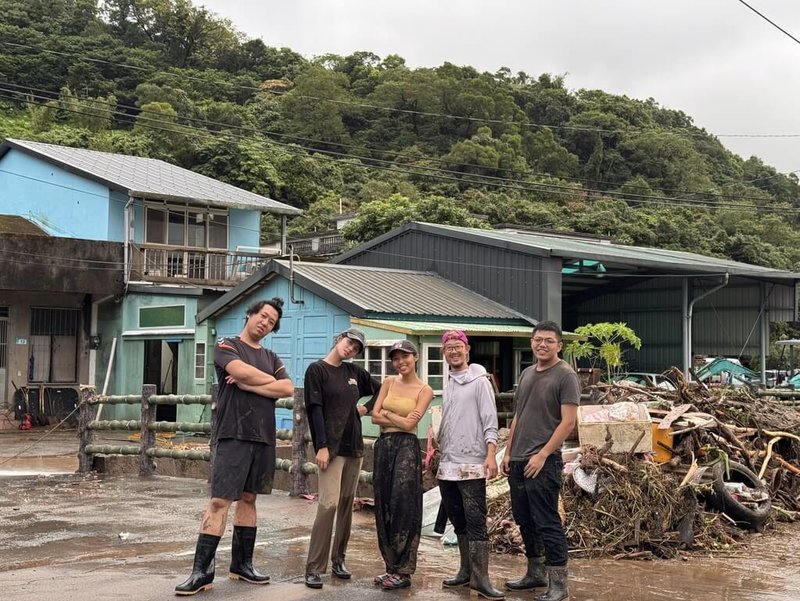 北海岸遭豪雨重創，新北市金山地方創生團隊「浪金山」創辦人之一的蔡文培（右1）6日起在網路上發起招募志工協助居民重建家園活動，新店區安坑文史工作者吳柏瑋（左1）也投入救災。（吳柏瑋提供）中央社記者高華謙傳真 113年10月7日