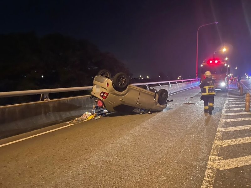 苗栗縣台72線頭屋路段6日晚間1輛營業拖板車在內側車道掉落裝滿廢棄電線的太空包，造成後來行經該路段的自小客車閃避不及翻覆，車內1家5口受傷送醫。（民眾提供）中央社記者管瑞平傳真  113年10月7日