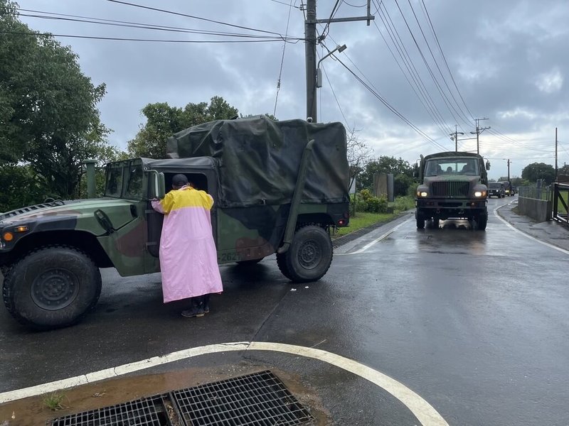 新北市北海岸4日才受豪雨重創,7日上午又下起大雨。三芝區公所表示,八賢里約80名居民先預防性撤離。圖為國軍開車進入協助撤離居民。(三芝區公所提供)中央社記者高華謙傳真 113年10月7日