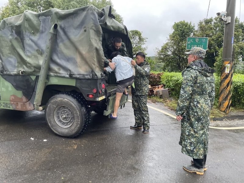 新北市三芝區公所7日表示，八賢里上週遭重創，且晚間時雨量可能破百，因此約80名居民先預防性撤離。圖為國軍到場協助居民撤離。（三芝區公所提供）中央社記者高華謙傳真 113年10月7日