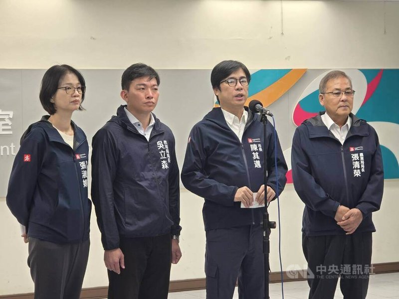 颱風山陀兒重創高雄，市長陳其邁（右2）7日表示，主幹道和校園等大致恢復，接下來工作重點是公園清理及農損，希望能讓農民盡速獲得補償。中央社記者蔡孟妤攝  113年10月7日