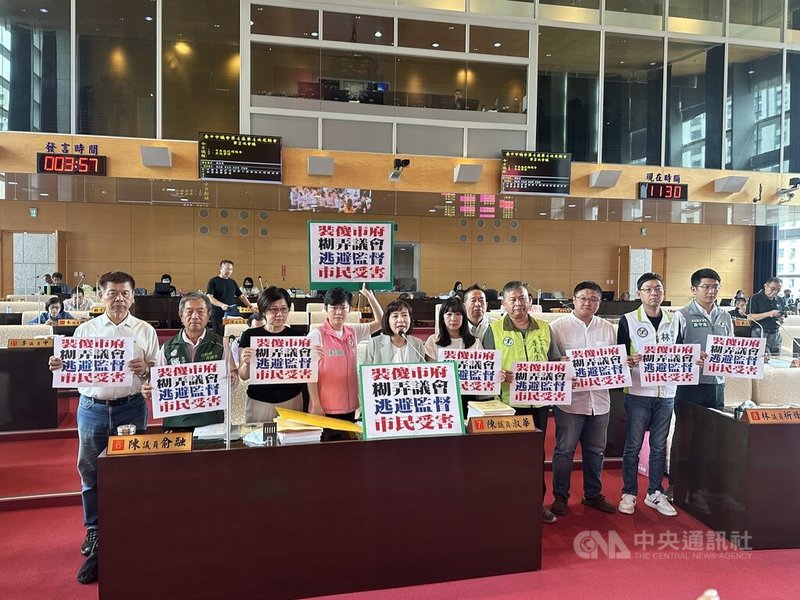 中央總預算卡關,民進黨台中市議會黨團不滿日前要求提供新增計畫細項,市府至今未提出,7日在市議會定期會上,手舉「裝傻市府、糊弄議會,逃避監督、市民受害」標語。中央社記者趙麗妍攝 113年10月7日