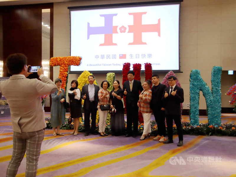 駐越南代表處10月7日在國慶酒會上布置一座長約6公尺、高2公尺的Taiwan字樣立體玫瑰花雕,成為賓客合照打卡焦點。中央社記者陳家倫河內攝 113年10月7日