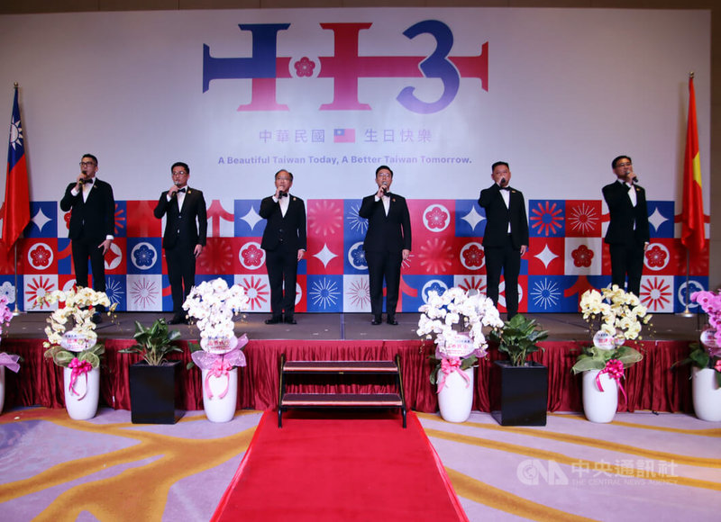 由駐越南代表處人員及越南台商組成的「河內美聲天團」10月7日在113年國慶酒會上,領唱中華民國國歌。中央社記者陳家倫河內攝 113年10月7日
