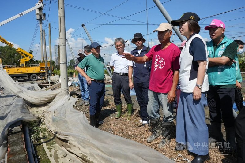 颱風山陀兒造成屏東嚴重災損,縣長周春米(前右黑帽者)7日到里港鄉勘災,農民許永慶(桃紅衣者)表示,損失作物加上網室破損、吹飛,損失約新台幣20萬元。中央社記者黃郁菁攝 113年10月7日