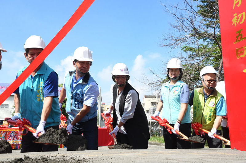 彰化縣田中鎮第一座公設民營托嬰中心暨育兒親子館7日動土，縣長王惠美（中）、田中鎮長蕭淑芬（右2）等人出席，共同執鏟祈求工程順利。（彰化縣政府提供）中央社記者鄭維真傳真  113年10月7日