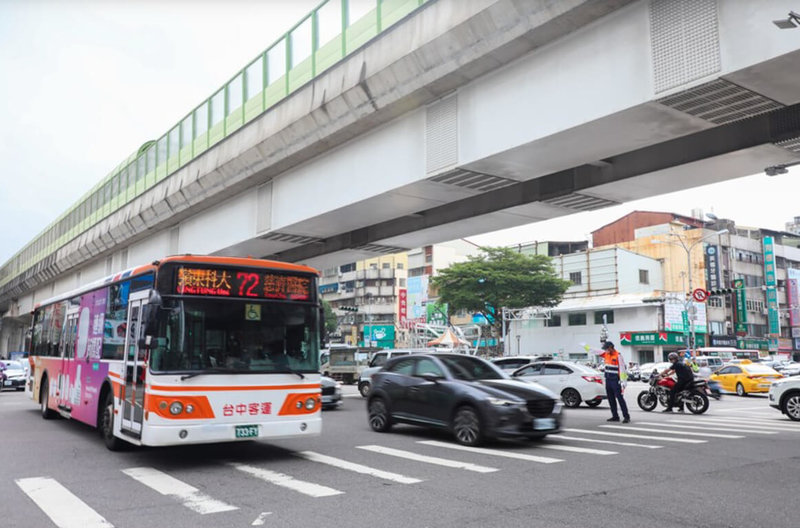 台中市政府為維護行人安全進行公車大執法，9月25日至10月7日，12天共取締67件公車違規，其中闖紅燈有29件，凸顯市區公車服務存在問題。（市府提供）中央社記者趙麗妍傳真  113年10月7日