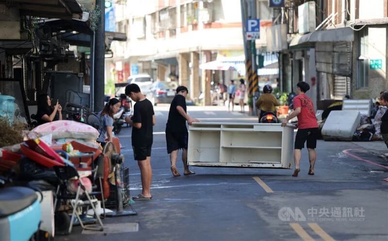 颱風山陀兒在全台多地造成嚴重災害，6日陽光露臉，新北市金山區民眾持續整理家園、清理毀損家具。中央社記者王飛華攝 113年10月6日