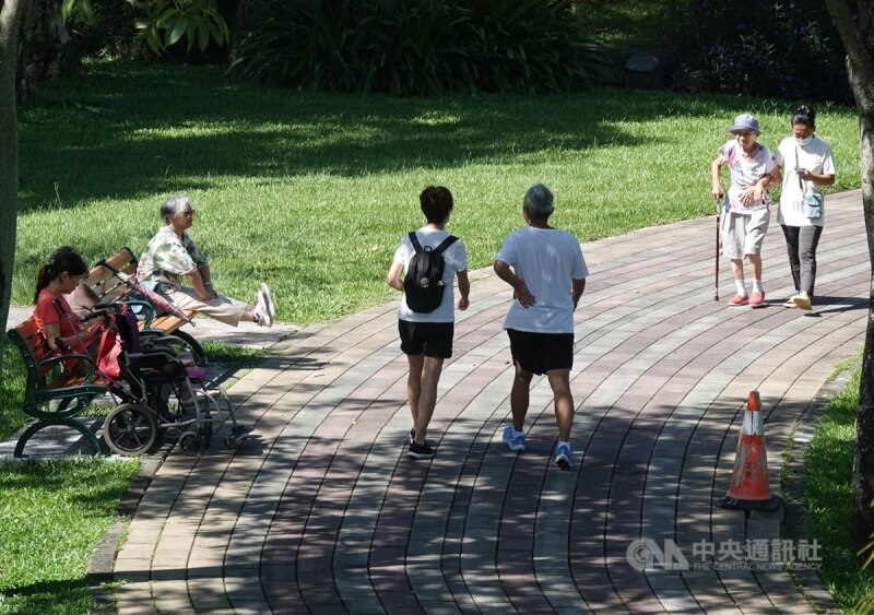 民眾在台北大湖公園散步曬太陽。（中央社檔案照片）