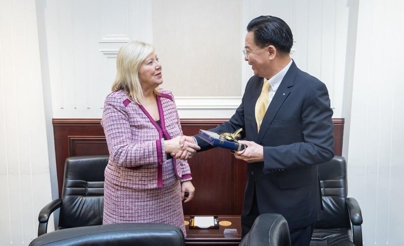 美國聯邦眾議員勒斯科（Debbie Lesko，左）7日上午率國會議員團赴總統府拜會國安會秘書長吳釗燮（右）。（總統府提供）中央社記者楊堯茹傳真  113年10月7日