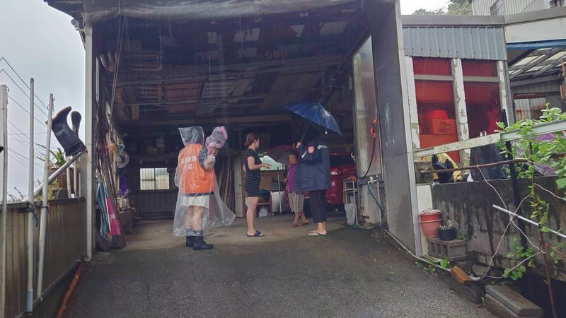 八連溪4日暴漲,導致新北市三芝區八賢里災情慘重,中央氣象署7日針對北海岸等地發布大雨特報,八賢里約80名居民在國軍、消防與警政單位協助下,先預防性撤離。(三芝區公所提供)中央社記者高華謙傳真 113年10月7日