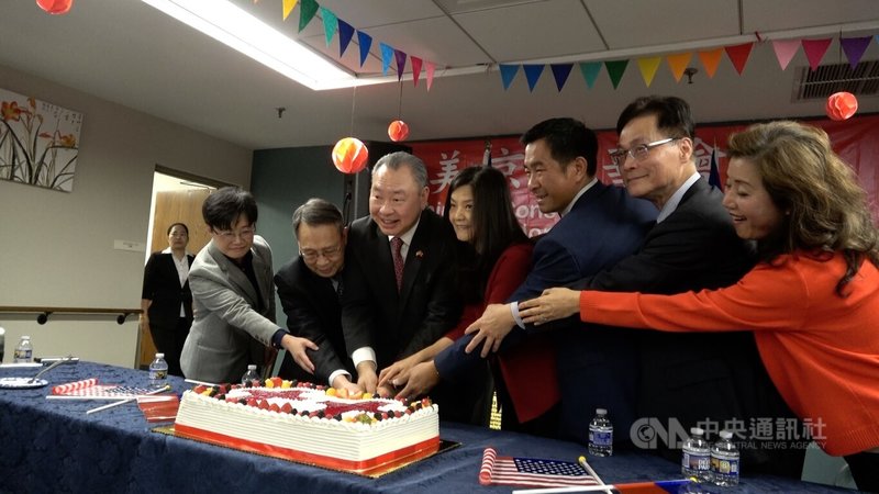 華府最大僑社美京中華會館6日慶祝國慶,駐美代表俞大㵢(左3)、副代表楊懿珊(左1)、國民黨駐美代表秦日新(右2)同切蛋糕。中央社記者石秀娟華盛頓攝 113年10月7日