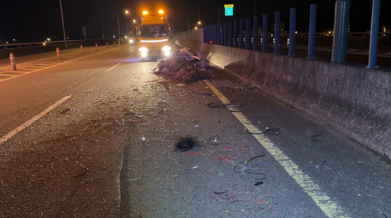 苗栗縣台72線頭屋路段6日晚間有3部車輛為閃避掉落路面的太空包發生事故,其中1輛轎車翻覆,車內1家5口受傷送醫。警方調查,現場掉落物為裝滿廢棄電線的太空包,已鎖定肇事車輛為1輛營業拖板車。(民眾提供)中央社記者管瑞平傳真 113年10月7日