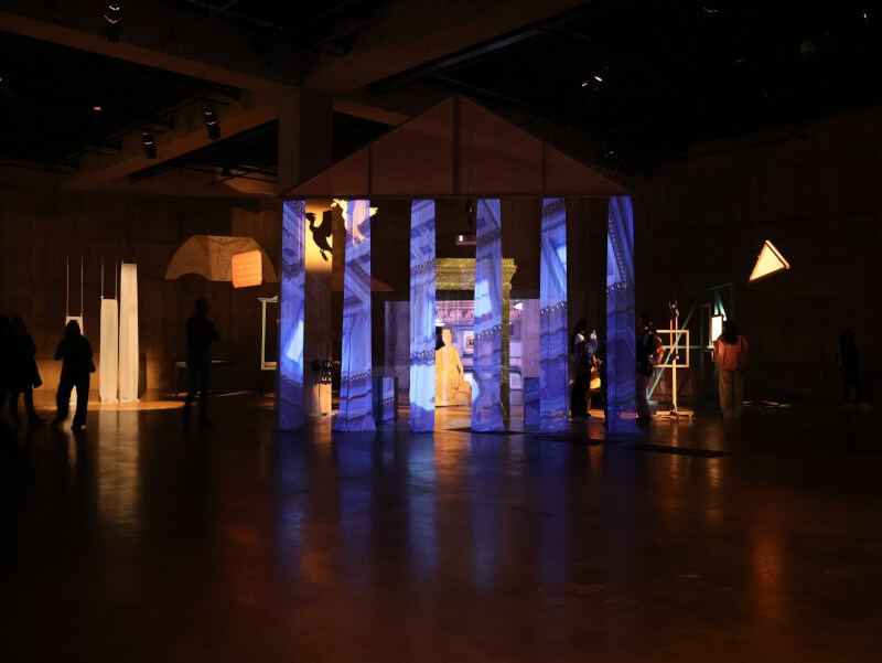 台灣藝術家王郁媜受倫敦泰特現代美術館邀請,10月2日至6日展出聯合展覽「Museum x Machine x Me」,她以劇場布景為概念,運用垂吊布幕、燈光與柱子等元素,讓觀展者穿梭在不同物件中,營造出看待事情不同的角度。(Yu-Chen Wang提供)中央社記者簡玉晴倫敦傳真 113年10月7日