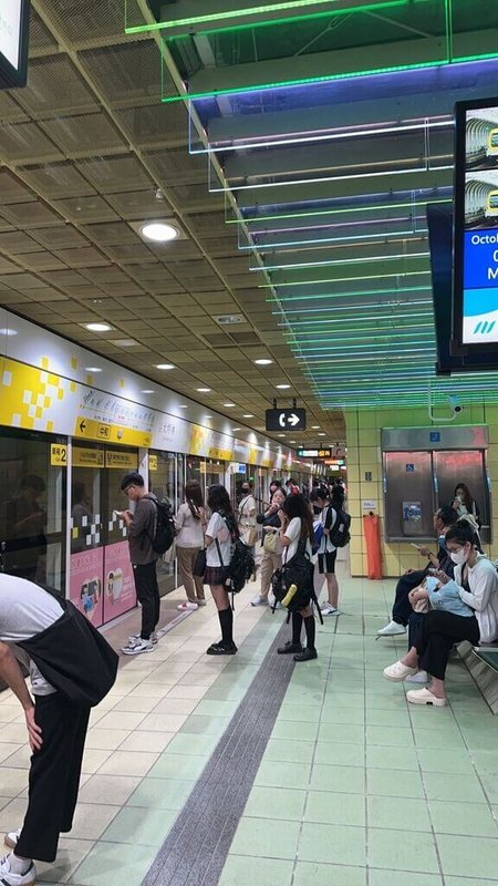 新北捷運公司7日表示,因大坪林站至十四張站間轉轍器異常,暫時無法定位,乘客於十四張站往大坪林方向須依站務人員指示,先下車後再轉往環狀線十四張站一月台搭車。圖為7日上午在大坪林站等車人潮。(新北捷運公司提供)中央社記者高華謙傳真 113年10月7日