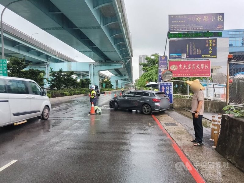 新北市新莊區中環路8日發生車禍，簡姓女子開車從路旁停車場駛出時，與直行機車女騎士發生擦撞，女騎士傷重不治。據了解，傷者是馬來西亞籍24歲張姓女子，來台就讀輔仁大學音樂系碩士班。（翻攝照片）中央社記者王鴻國傳真  113年10月8日