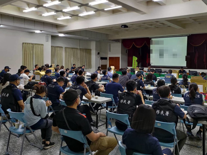 移民署南區事務大隊嘉義縣專勤隊破獲非法仲介集團,日前動員75名執法人員(圖),於凌晨兵分多路,一舉查獲51名泰國籍非法外籍人士,拘提賴嫌等5名集團成員到案。(嘉義縣專勤隊提供)中央社記者蔡智明傳真 113年10月8日