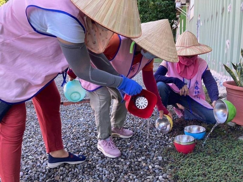 屏東縣政府環保局8日表示,登革熱防治刻不容緩,呼籲民眾在庭院、陽台、地下道、排水溝等易積水區域應自主檢查,並清除戶外花盆、桶子、輪胎等積水容器,降低病媒蚊孳生風險。(屏東縣環保局提供)中央社記者黃郁菁傳真 113年10月8日