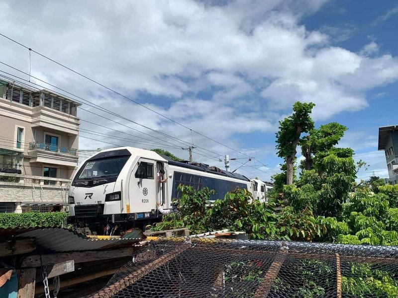 台鐵公司新引進的R200型柴電機車，8日在花蓮模擬拖拉普悠瑪列車時，因動力異常停在鐵軌，導致中華路平交道、建國路平交道受阻逾30分鐘、2班列車受影響。（民眾提供）中央社記者張祈傳真 113年10月8日