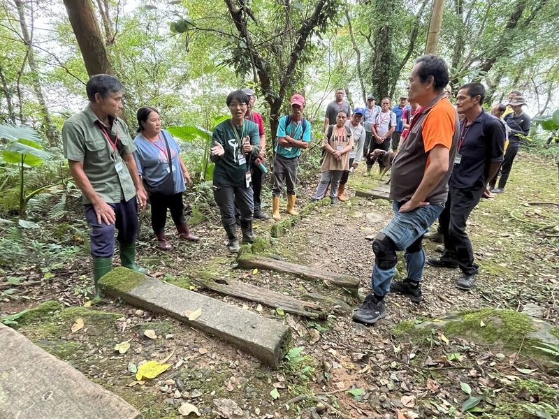 林保署花蓮分署8日攜手台東大學、南島文化中心、千里步道協會及能高越嶺道東段鄰近的銅門部落，以培訓手作步道組織部落工班，執行古道修復與維護任務。圖為講師帶領部落學員討論步道環境問題。（林業保育署花蓮分署提供）中央社記者李先鳳傳真  113年10月8日