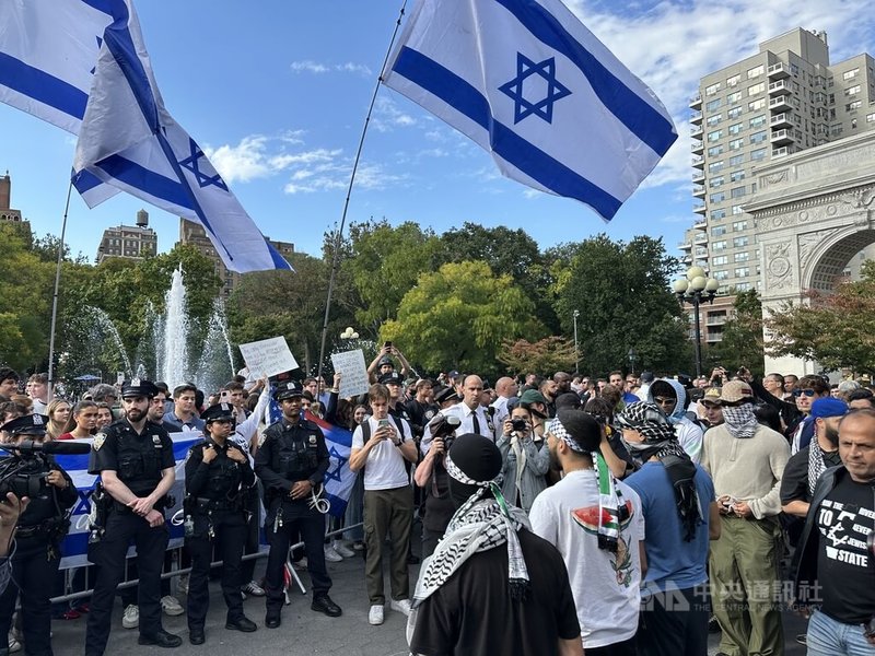 挺巴勒斯坦的遊行民眾在華盛頓廣場（Washington Square）遇上挺以色列人士，警方隔離兩派人馬。中央社記者廖漢原紐約攝 113年10月8日