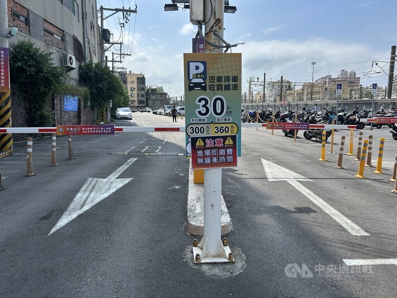 民眾抱怨彰化火車站前停車場入場即收費，無緩衝時間；業者回應，停車場剛啟用時可免費停車30分鐘，卻有計程車占用車位，造成真正需要車位的民眾無法停車，將會再研議是否提出其他收費方案。中央社記者吳哲豪彰化攝  113年10月8日