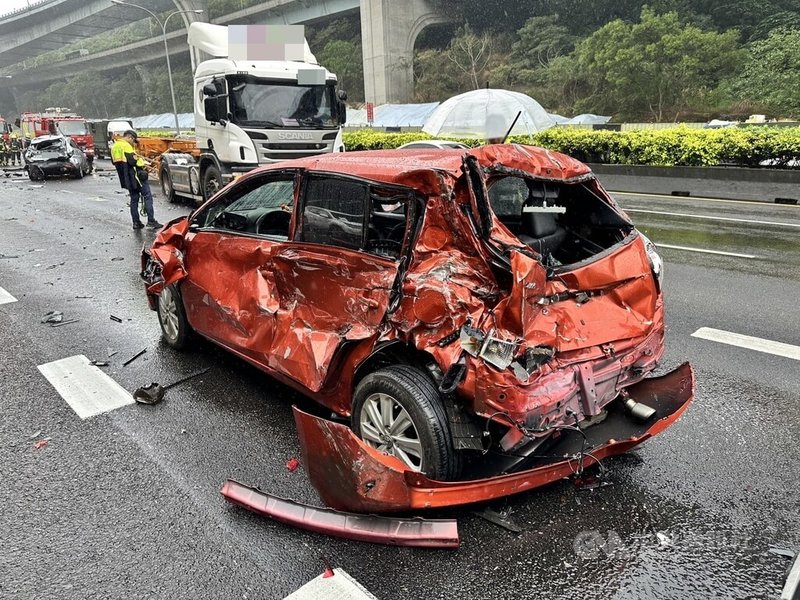 國道1號北上約39.7公里處的林口路段8日中午發生9車追撞事故,國道警察局第一大隊表示,初步了解是63歲陳姓男子駕駛大貨車,疑似未保持行車安全距離追撞前方車輛釀禍。(翻攝照片)中央社記者王鴻國傳真 113年10月8日
