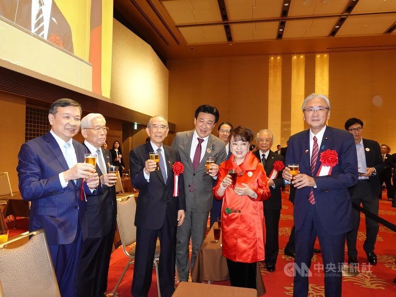 駐日代表李逸洋8日晚間在東京主持國慶酒會，逾千人到場祝賀。李逸洋（左起）、富士產經集團會長日枝久、日本台灣交流協會會長大橋光夫、眾議員木原稔、旅日明星翁倩玉、日華議員懇談會會長古屋圭司。中央社記者楊明珠東京攝  113年10月8日