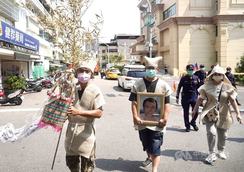 蔡姓男子今年7月底因工作從高處跌落,被送到高雄市立民生醫院急診住院,3天後因冒冷汗、呼吸淺快症狀,轉院至高雄榮總緊急手術後死亡,家屬8日指控民生醫院疏失害命。中央社記者董俊志攝 113年10月8日