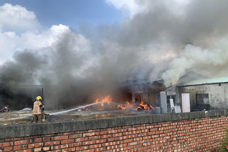 台南市後壁區土溝里一間平房式民宅8日近中午發生火警，消防人員到場時已有大量火煙冒出，立即布水線灌救。（讀者提供）中央社記者楊思瑞攝  113年10月8日