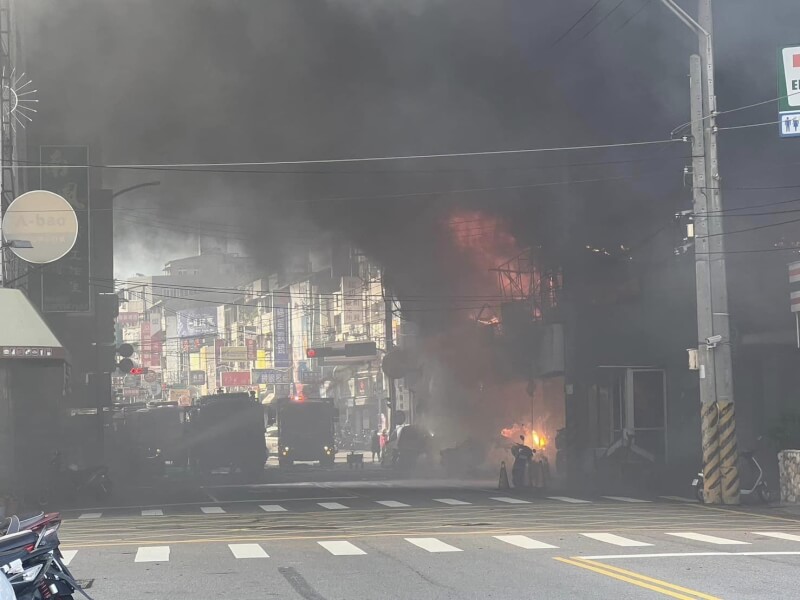 台中市西屯區福星路逢甲商圈8日下午發生火警，現場濃煙密布。（圖取自facebook.com/TCPB4U）