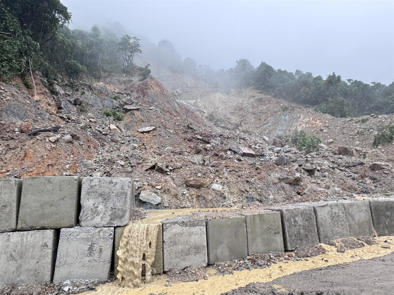 北海岸4日遭豪雨重創，連接新北市金山區與陽明山的陽金公路8.3公里處邊坡土石大規模坍方，雖然道路已搶通，但是坍方處彷彿被砸破1個大洞。中央社記者高華謙攝 113年10月8日