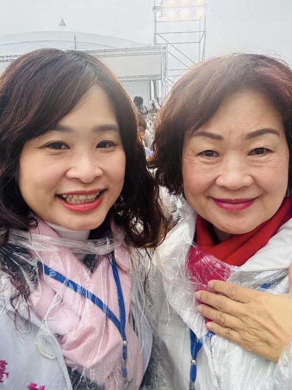 國民黨台中市議員黃佳恬(左)本屆接棒母親李麗華(右)參選市議員,拿下選區最高票,近日表示接獲騷擾訊息將提告。(黃佳恬提供)中央社記者趙麗妍傳真 113年10月8日