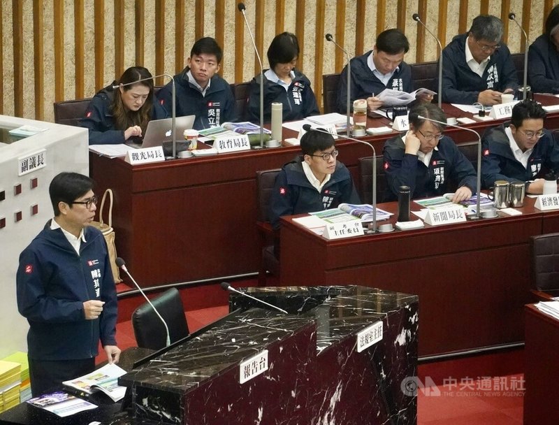 高雄市長陳其邁(左)9日率領市府團隊列席高雄市議會,進行施政報告並備質詢。中央社記者董俊志攝 113年10月9日
