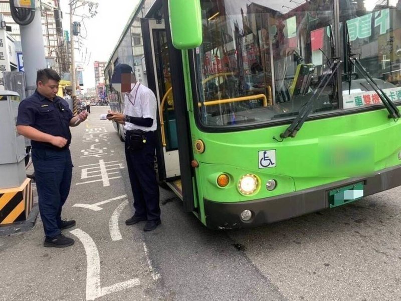 台中市警察局日前啟動公車大執法，警方9日表示，日前在逢甲商圈發現1輛公車跨越雙黃線提前左轉彎，當場開單告發。（民眾提供）中央社記者郝雪卿傳真  113年10月9日