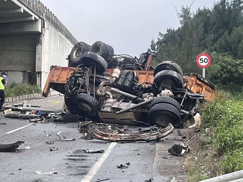 林姓男子9日駕駛砂石車行經台61線西濱快速道路北上55.5公里新豐路段時，從高架上翻落至平面道路，砂石車毀損嚴重。警消人員將林男救出時已呈現OHCA（到院前心肺功能停止）狀態，送醫不治。（新竹縣消防局提供）中央社記者郭宣彣傳真  113年10月9日