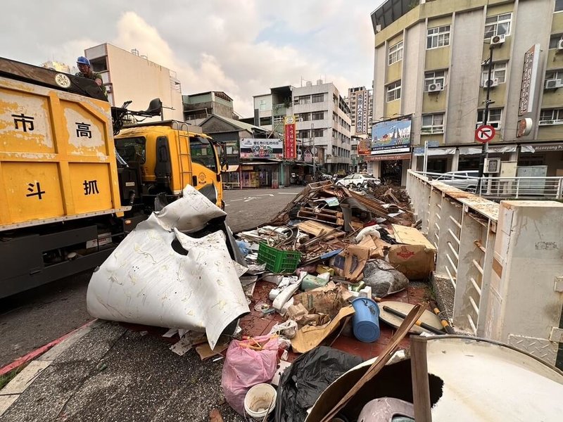 颱風山陀兒重創高雄，高雄市環保局災後總動員，目前已完成主要道路環境復原，但巷弄及公園樹枝堆置處常見民眾隨意丟棄垃圾，環保局呼籲民眾應交付垃圾車收運，勿因方便而亂丟。（高雄市環保局提供）中央社記者洪學廣傳真  113年10月9日