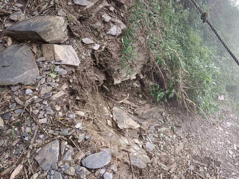 屏東北大武山步道接連受2個颱風及近日強降雨影響，導致約2公里處路基產生裂縫，且有擴大情形，林業及自然保育署屏東分署表示，為安全考量，暫停開放至12月31日。（林保署屏東分署提供）中央社記者李卉婷傳真  113年10月9日