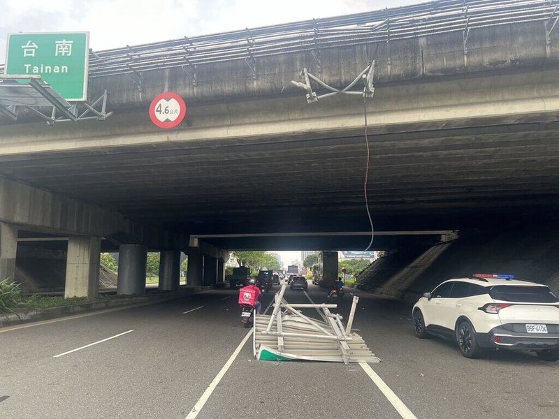 一輛營業貨物曳引車9日途經國道1號台南市永康交流道涵洞時，因貨物過高直接撞落路標，警方依法開單告發。（台南市警察局提供）中央社記者張榮祥台南傳真  113年10月9日