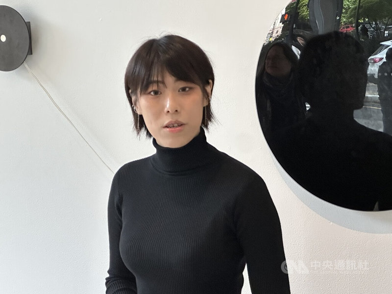 台藝術家周巧其在展場向觀眾介紹跨質材的大型跨界裝置。中央社記者廖漢原紐約攝 113年10月9日