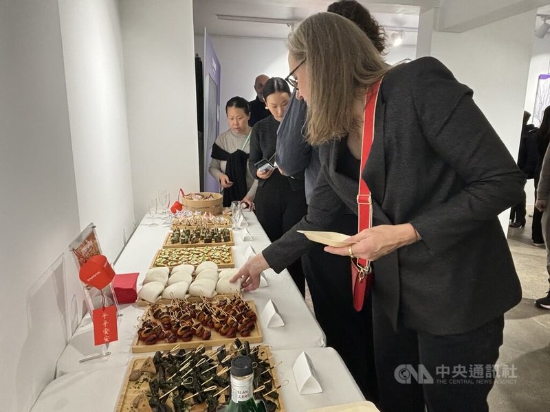 巴黎「橫越台灣四季之旅」觀光特展8日舉辦開幕式,邀請旅法米其林星級廚師Sean Kao獻上台式滷味、高雄烏魚子、南投烏梅小番茄等台味菜單,搭配飲品台灣烏龍調酒、台灣威士忌等,令參與者大飽口福。中央社記者曾婷瑄巴黎攝 113年10月9日