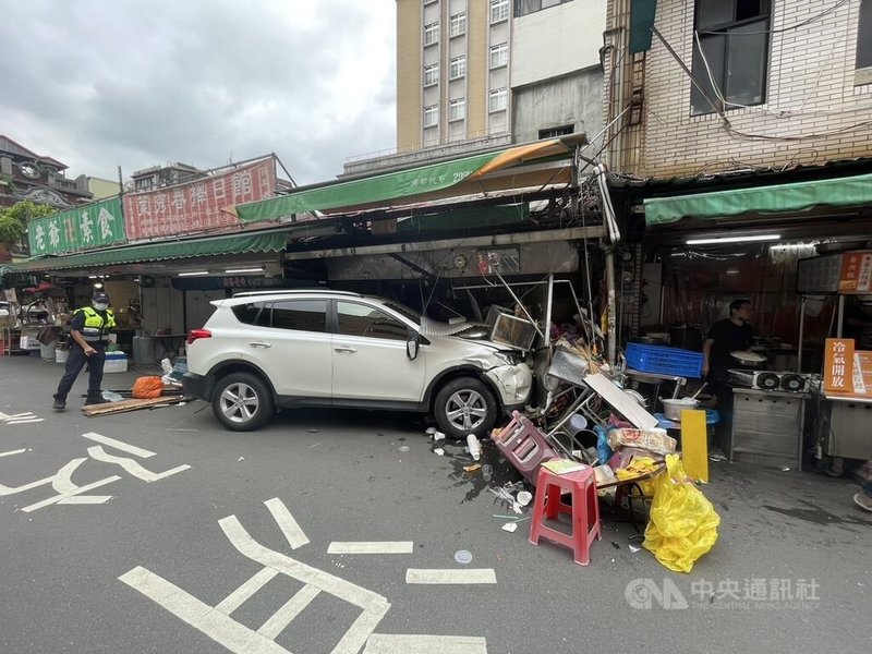 台北市迪化街商圈9日發生2輛汽車碰撞事故，其中1車又接連撞上2名攤販和攤位，現場滿目瘡痍。（翻攝照片）中央社記者黃麗芸傳真  113年10月9日