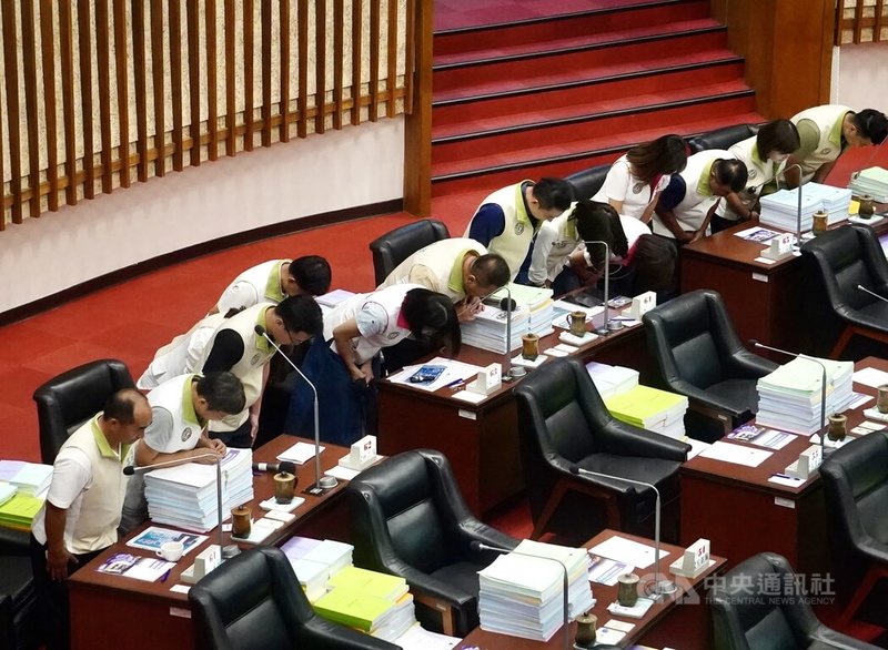 高雄市議會9日舉行市長施政報告與質詢議程,各黨團均關注颱風山陀兒災損與重建等議題,民進黨團批評國民黨的檢討只是在噴政治口水,現階段不該苛責,應該團結救災,民進黨團最後並向市府人員鞠躬致意。中央社記者董俊志攝 113年10月9日